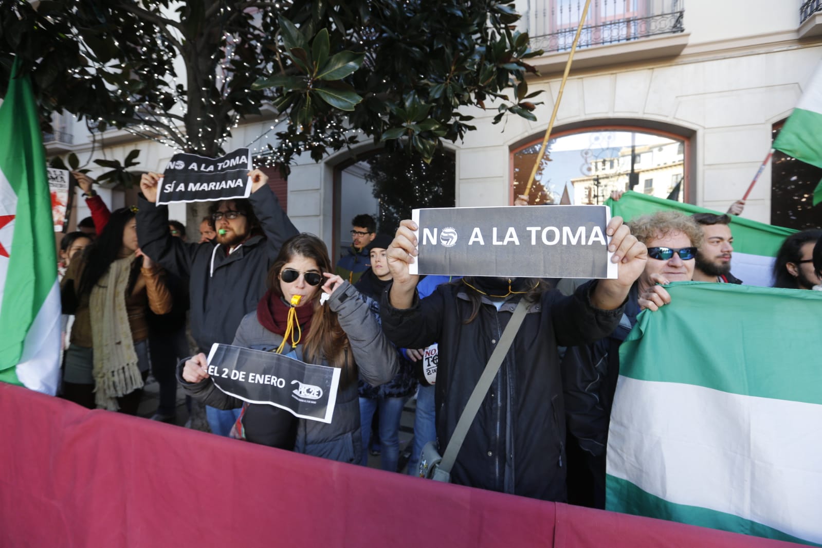 Importante dispositivo policial en el centro de Granada ante la presencia de colectivos en contra y a favor de la celebración