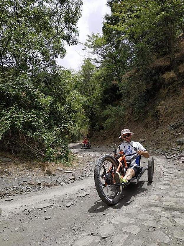 Las 'handbikes' pueden circular ágilmente por algunos de los senderos de la Sierra de Huétor.