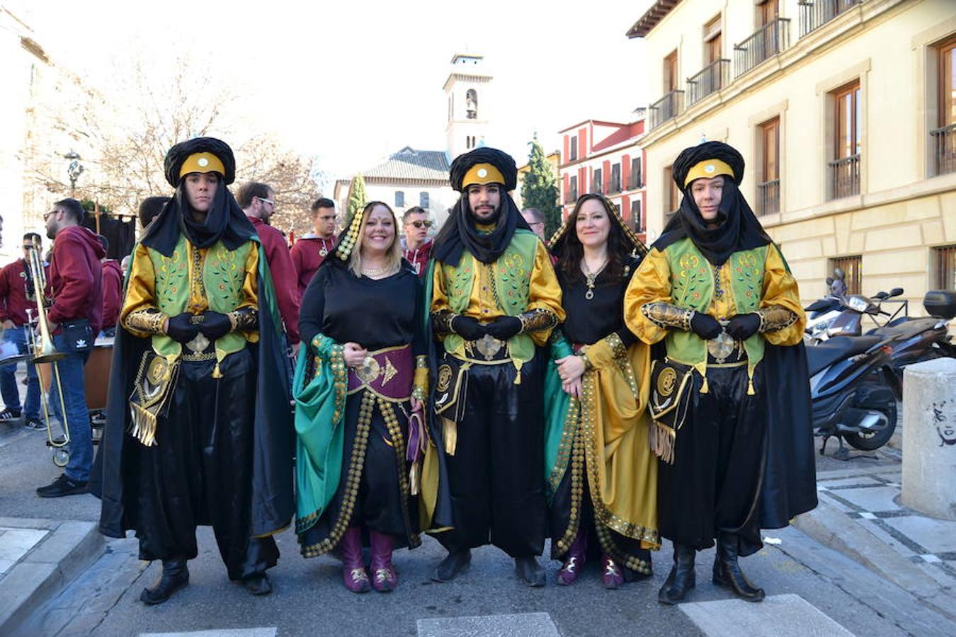 Importante dispositivo policial en el centro de Granada ante la presencia de colectivos en contra y a favor de la celebración