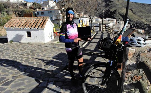 Recorre 3.412 kilómetros en bicicleta desde Alemania para pasar la Navidad con su familia