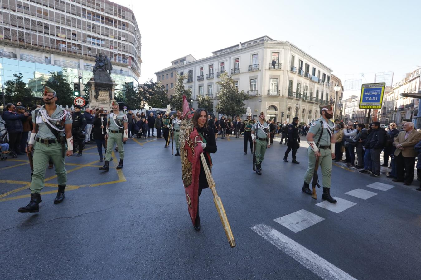 Importante dispositivo policial en el centro de Granada ante la presencia de colectivos en contra y a favor de la celebración