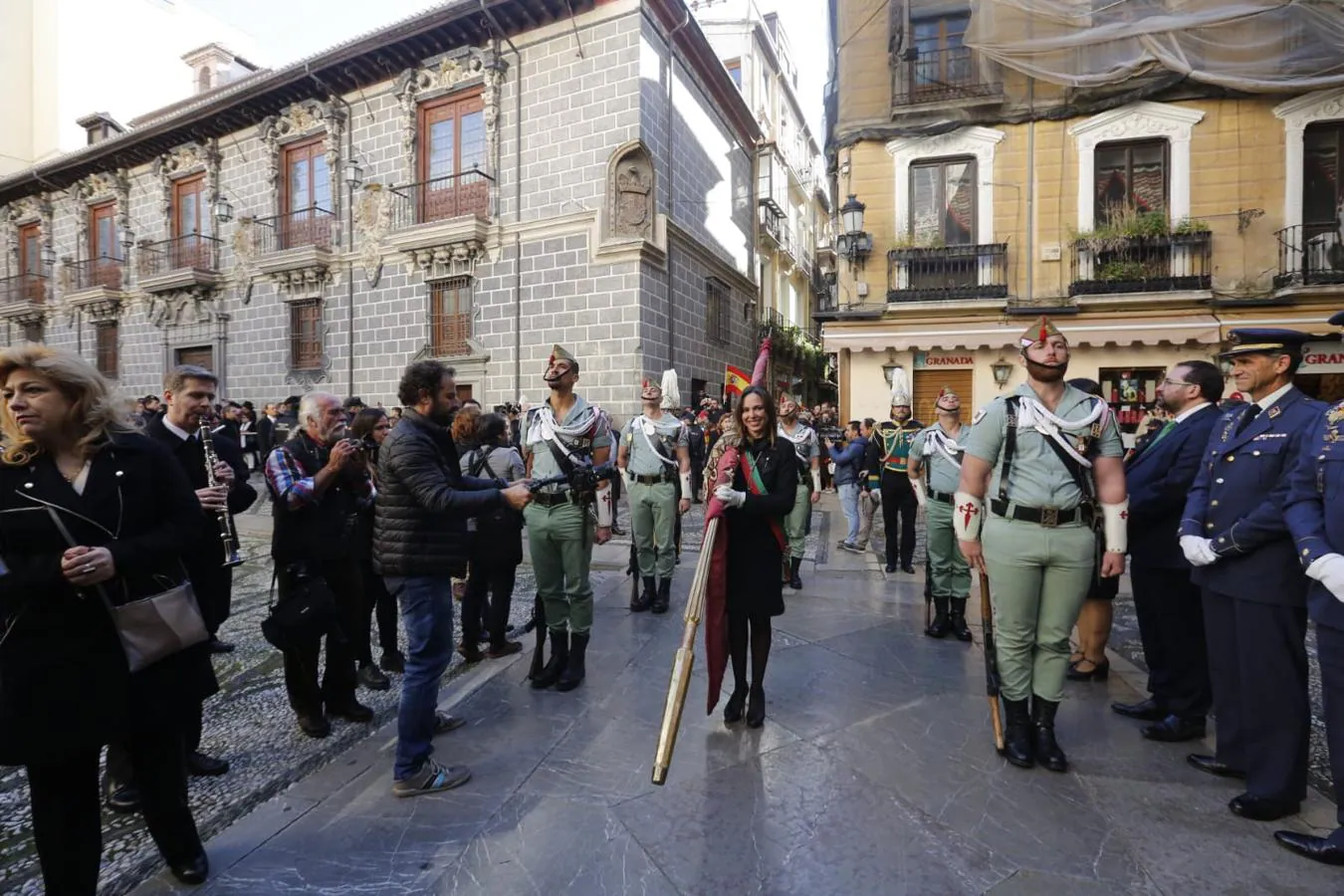 Importante dispositivo policial en el centro de Granada ante la presencia de colectivos en contra y a favor de la celebración