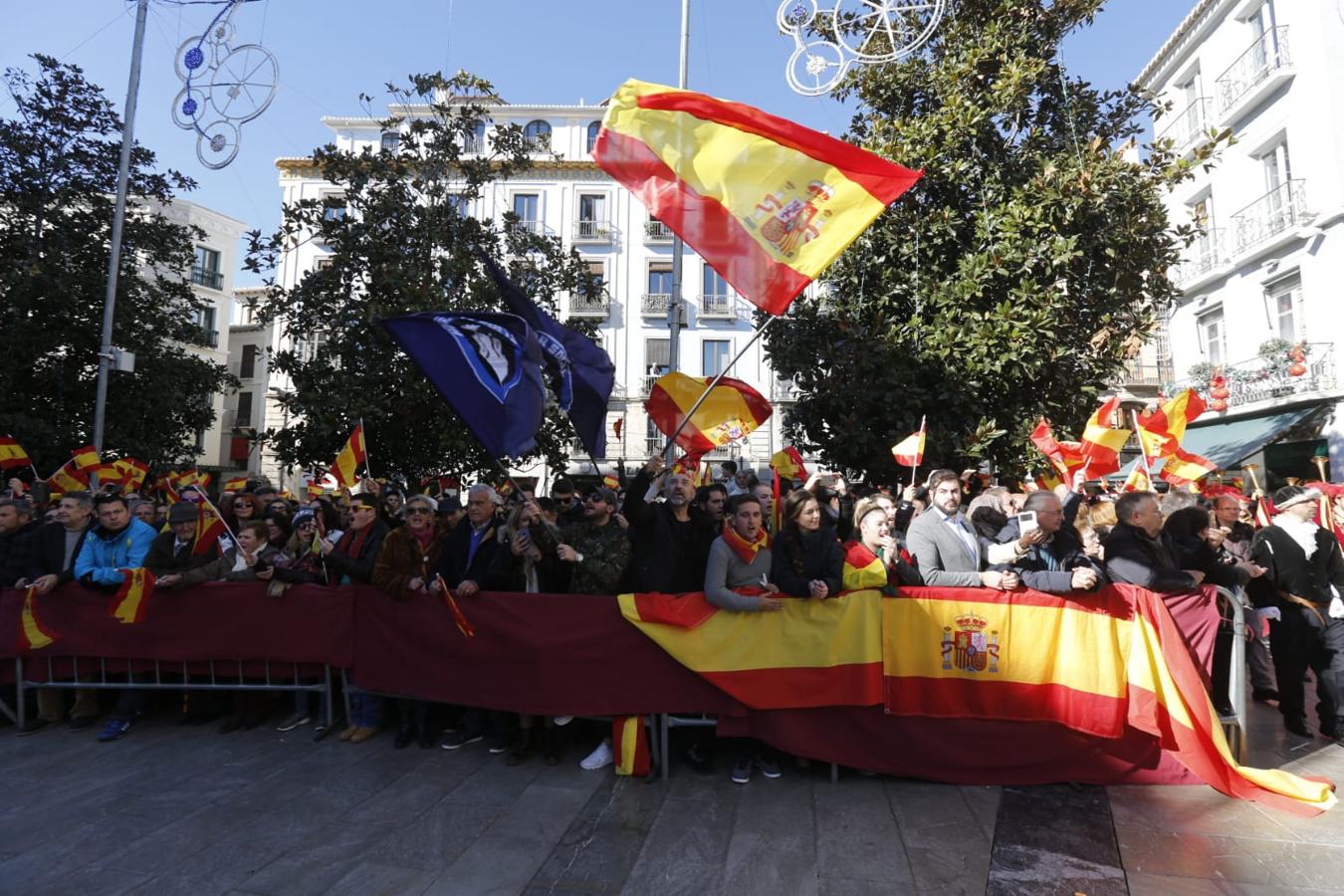 Importante dispositivo policial en el centro de Granada ante la presencia de colectivos en contra y a favor de la celebración