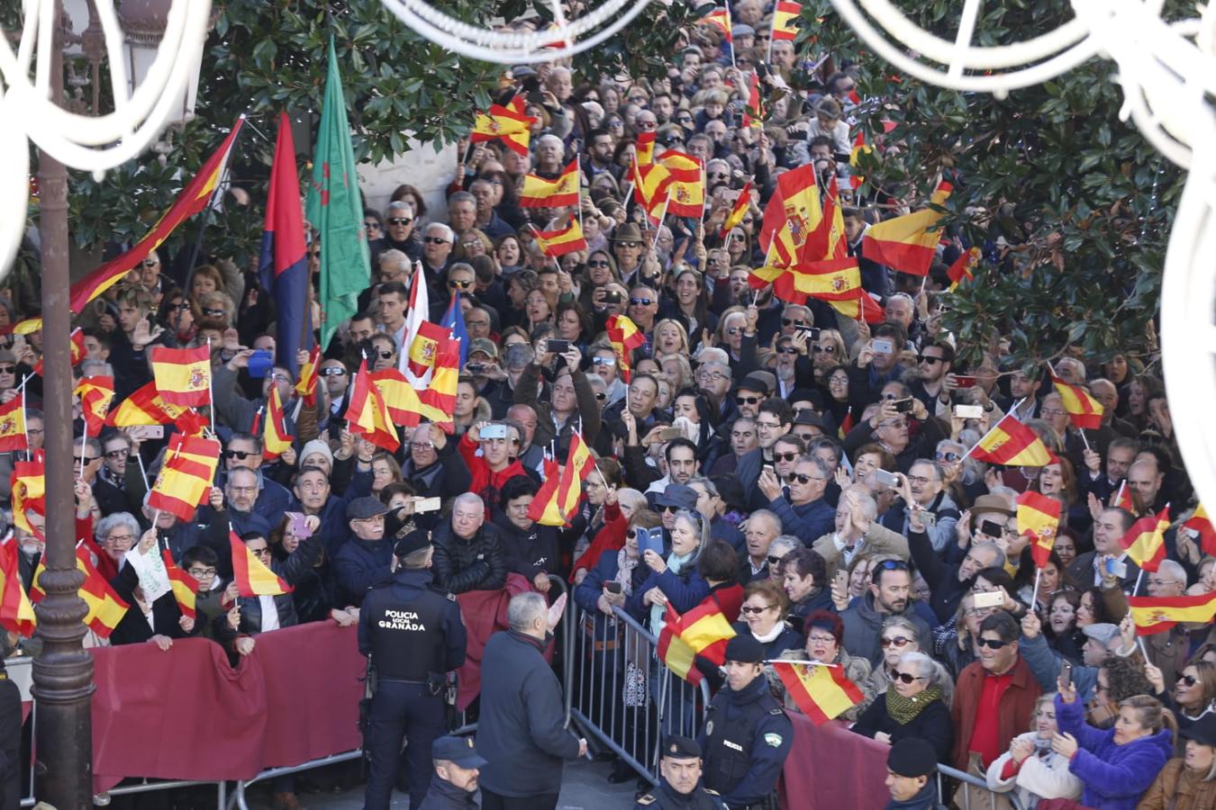 Importante dispositivo policial en el centro de Granada ante la presencia de colectivos en contra y a favor de la celebración