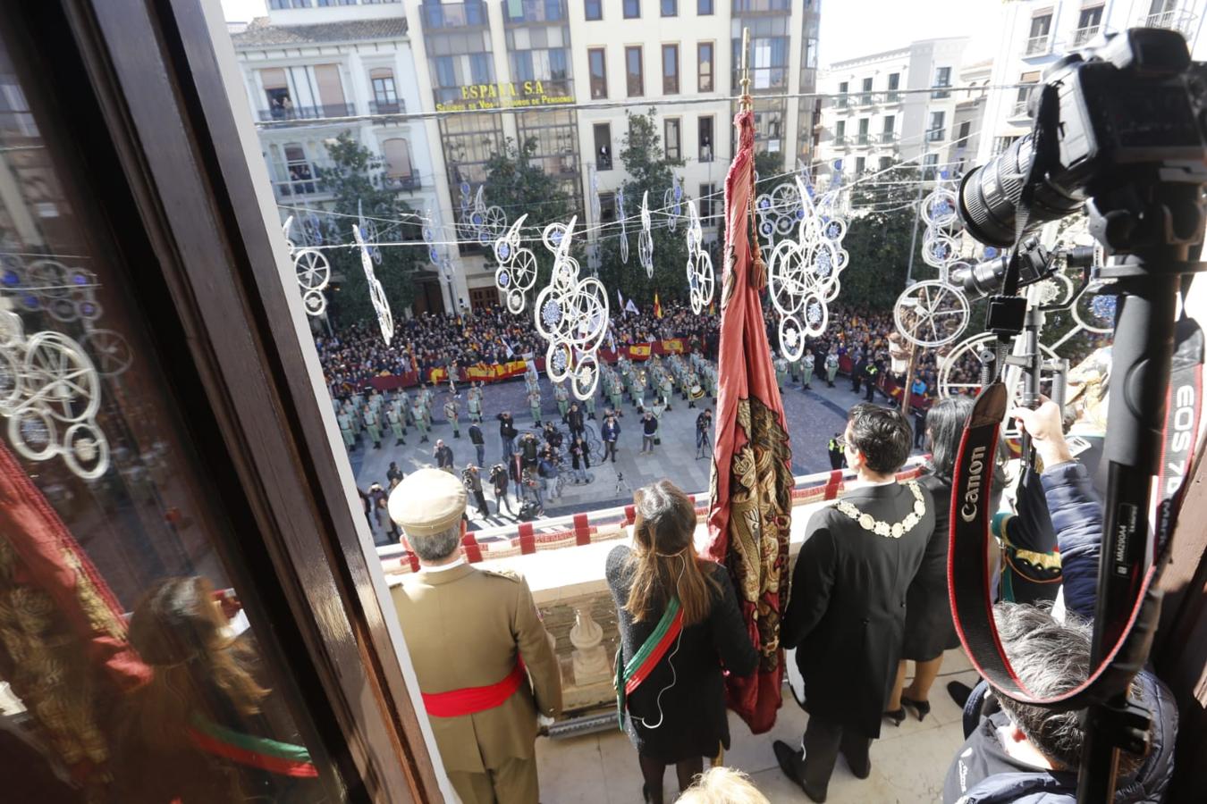 Importante dispositivo policial en el centro de Granada ante la presencia de colectivos en contra y a favor de la celebración