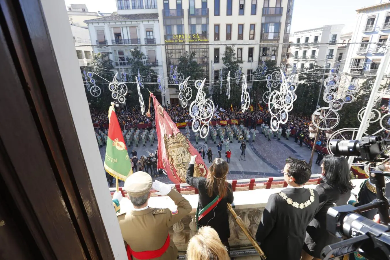 Importante dispositivo policial en el centro de Granada ante la presencia de colectivos en contra y a favor de la celebración