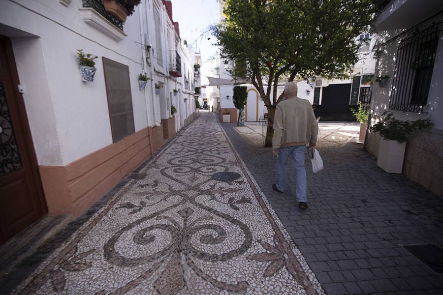 Dos millones de euros están transformando el Casco Viejo herradureño, tras cuatro años de obras la metamorfósis alcanzará el 70% de las calles el próximo mes de abril