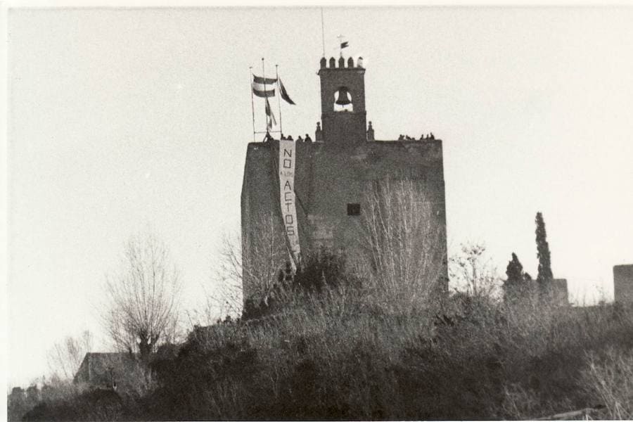 Pancarta colocada por Nación Andaluza en la Torre de la Vela contra de la celebración del Día de la Toma. 1988