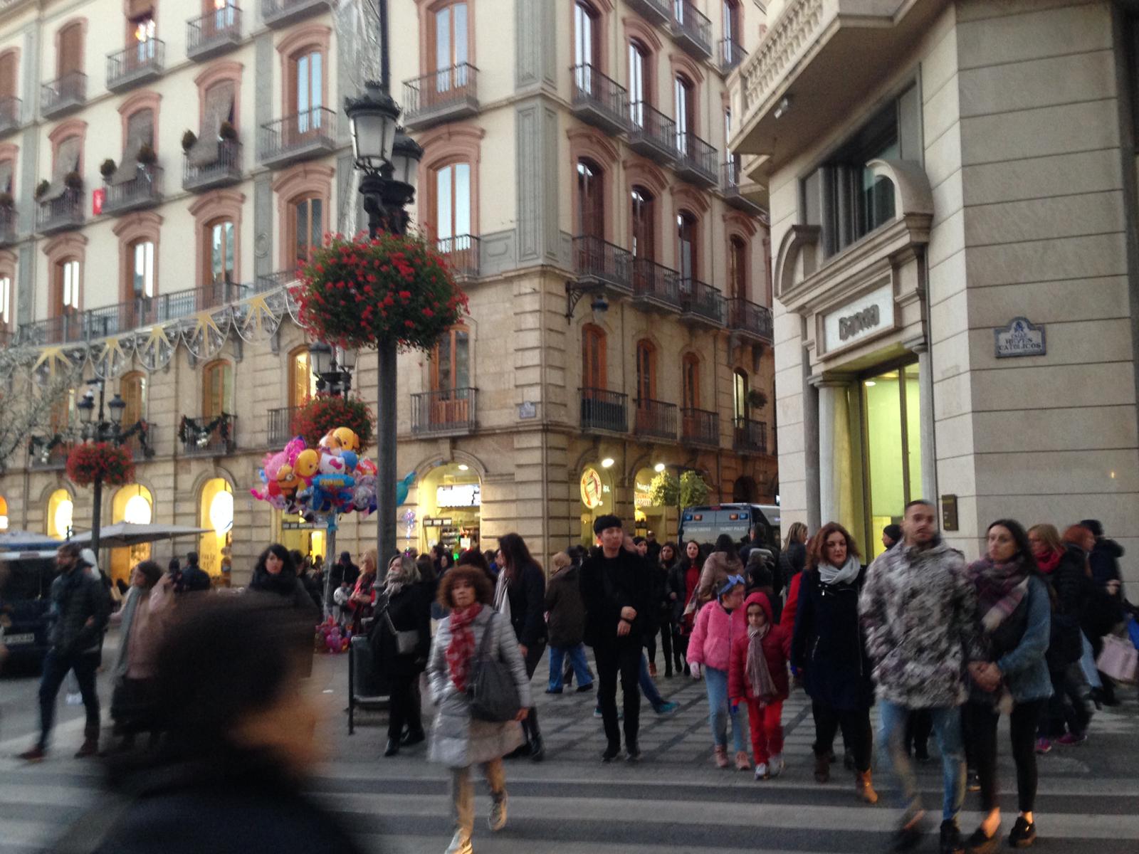 A pocos días de Reyes, el centro de Granada está hasta arriba de gente 