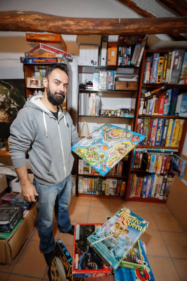 El granadino Axel García colecciona juegos de mesa de hace casi cuatro décadas: «Vivíamos diez personas en casa y sentarnos a jugar en familia era siempre un momento mágico»