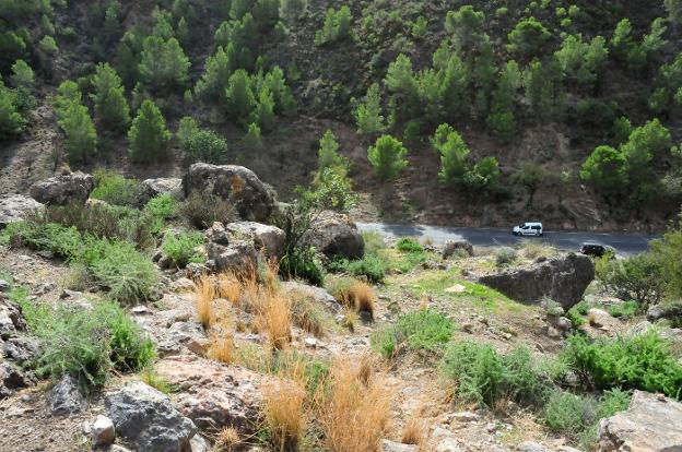 La carretera de Vélez Benaudalla a Órgiva discurre bajo el cerro.