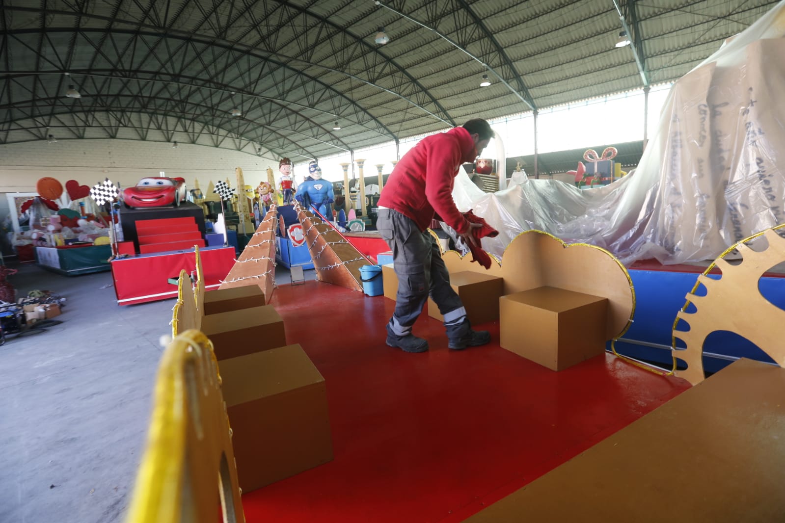 Así se preparan las 22 carrozas que desfilarán por las calles de la ciudad este 5 de enero