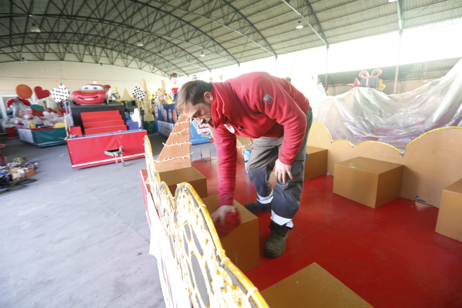 Así se preparan las 22 carrozas que desfilarán por las calles de la ciudad este 5 de enero