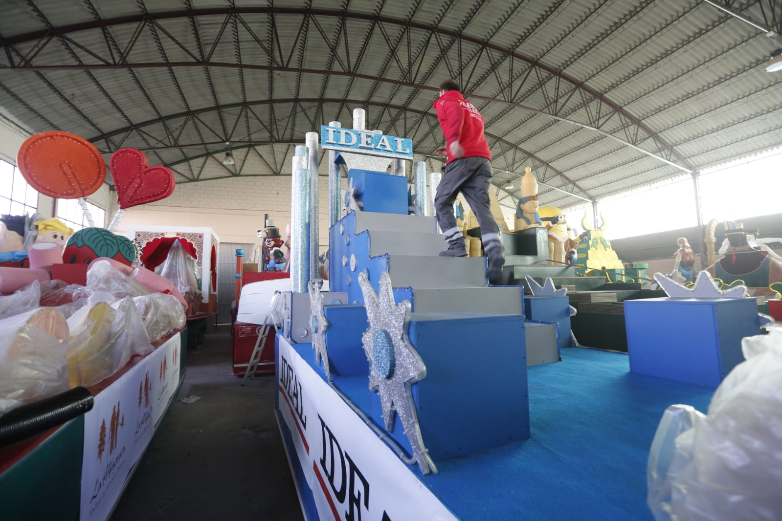 Así se preparan las 22 carrozas que desfilarán por las calles de la ciudad este 5 de enero