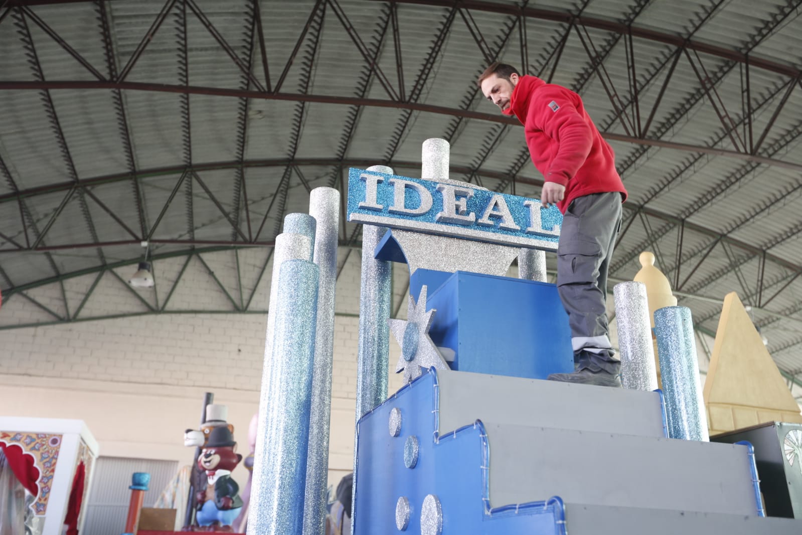 Así se preparan las 22 carrozas que desfilarán por las calles de la ciudad este 5 de enero