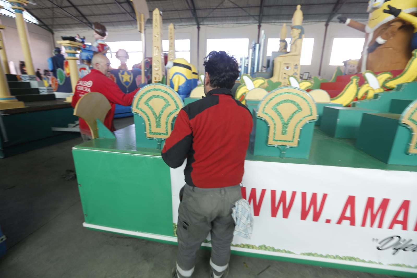 Así se preparan las 22 carrozas que desfilarán por las calles de la ciudad este 5 de enero