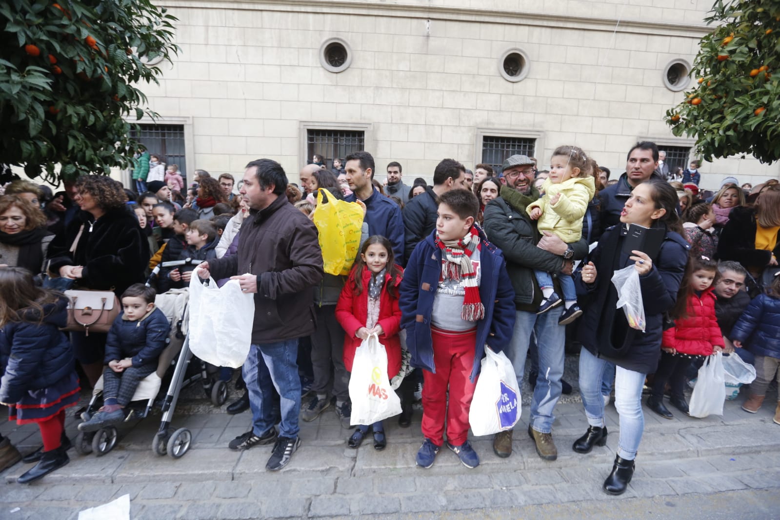 Fotos: La cabalgata de los Reyes Magos sale a las calles de Granada