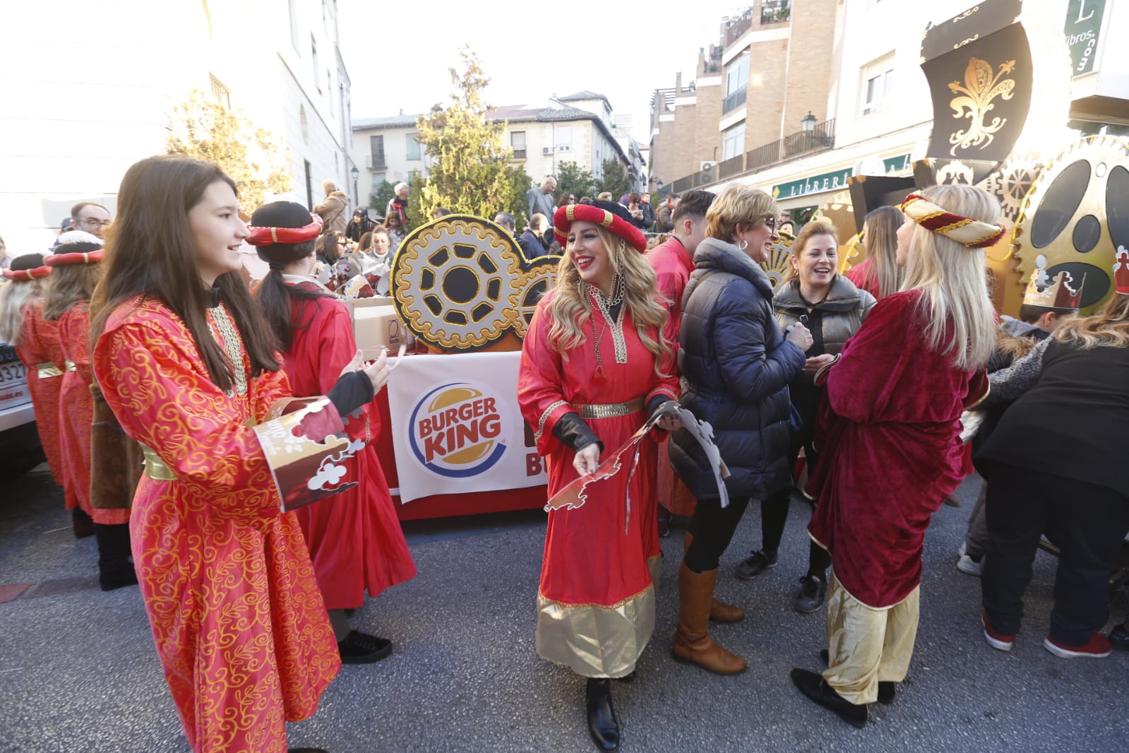 Desde los minutos previos al arranque hasta su llegada al Ayutamiento de Granada, aquí tienes todas las imágenes de la noche más mágica de la Navidad