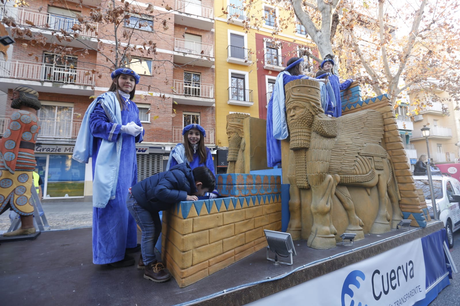 Desde los minutos previos al arranque hasta su llegada al Ayutamiento de Granada, aquí tienes todas las imágenes de la noche más mágica de la Navidad