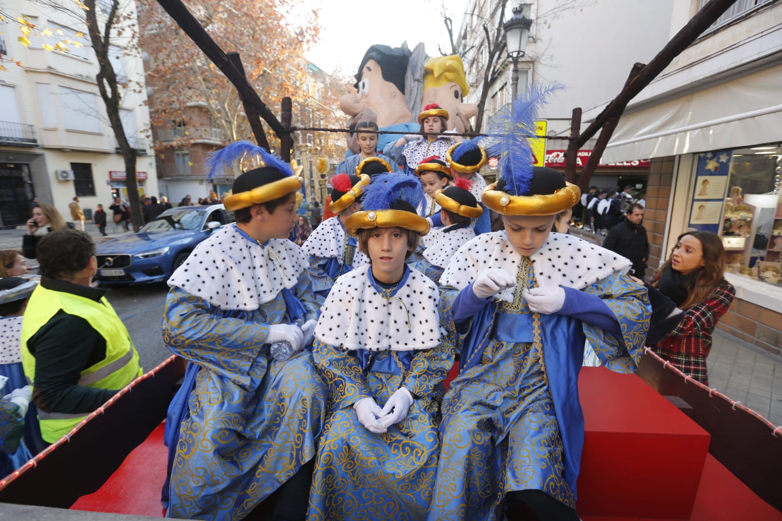 Desde los minutos previos al arranque hasta su llegada al Ayutamiento de Granada, aquí tienes todas las imágenes de la noche más mágica de la Navidad