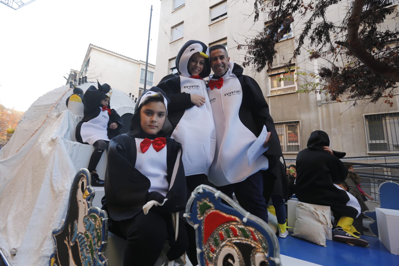 Desde los minutos previos al arranque hasta su llegada al Ayutamiento de Granada, aquí tienes todas las imágenes de la noche más mágica de la Navidad