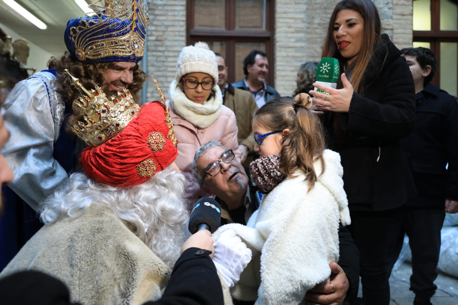 Desde los minutos previos al arranque hasta su llegada al Ayutamiento de Granada, aquí tienes todas las imágenes de la noche más mágica de la Navidad