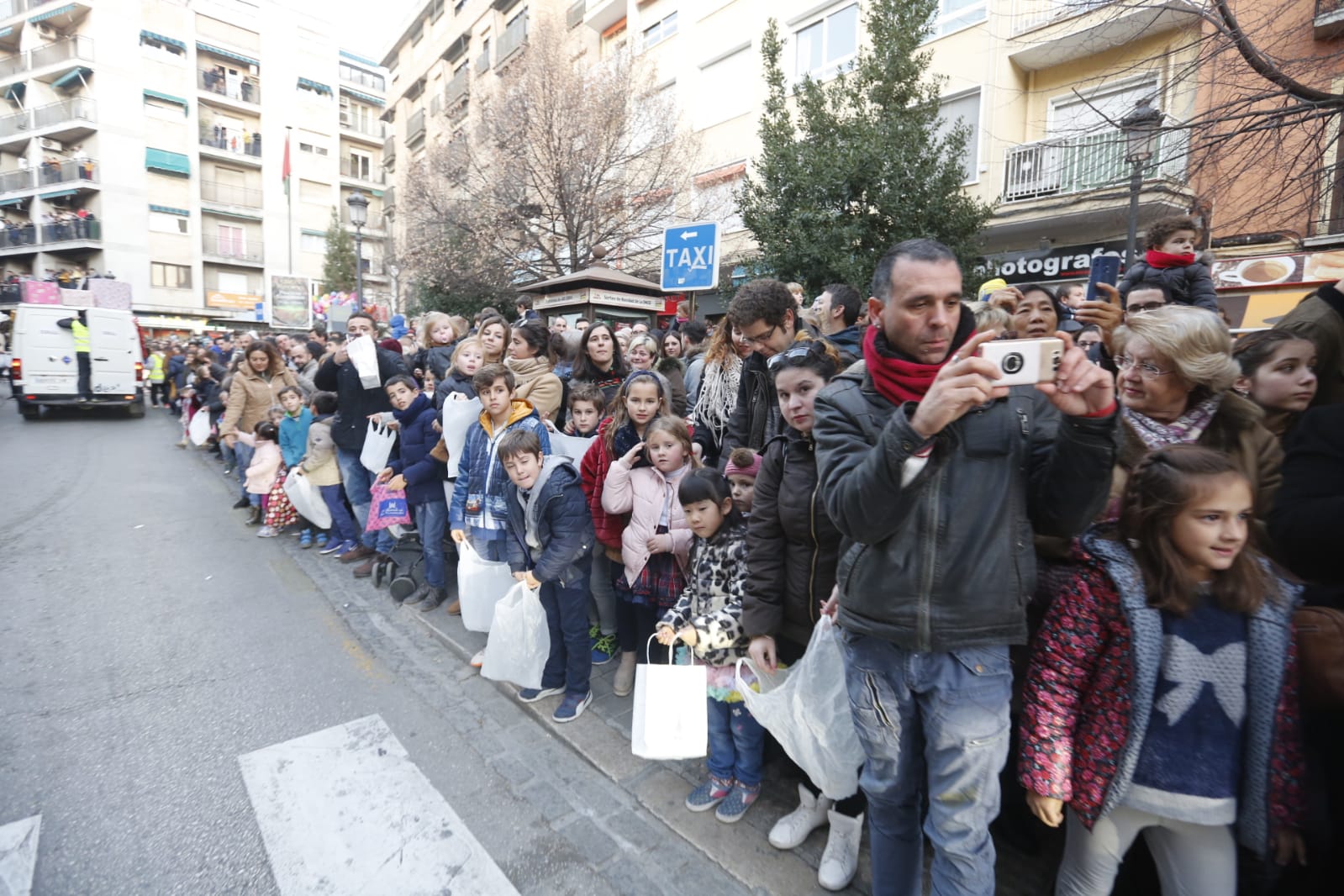 Desde los minutos previos al arranque hasta su llegada al Ayutamiento de Granada, aquí tienes todas las imágenes de la noche más mágica de la Navidad