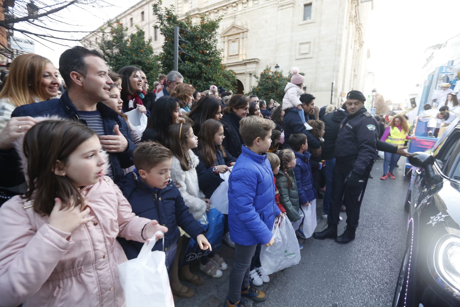 Desde los minutos previos al arranque hasta su llegada al Ayutamiento de Granada, aquí tienes todas las imágenes de la noche más mágica de la Navidad