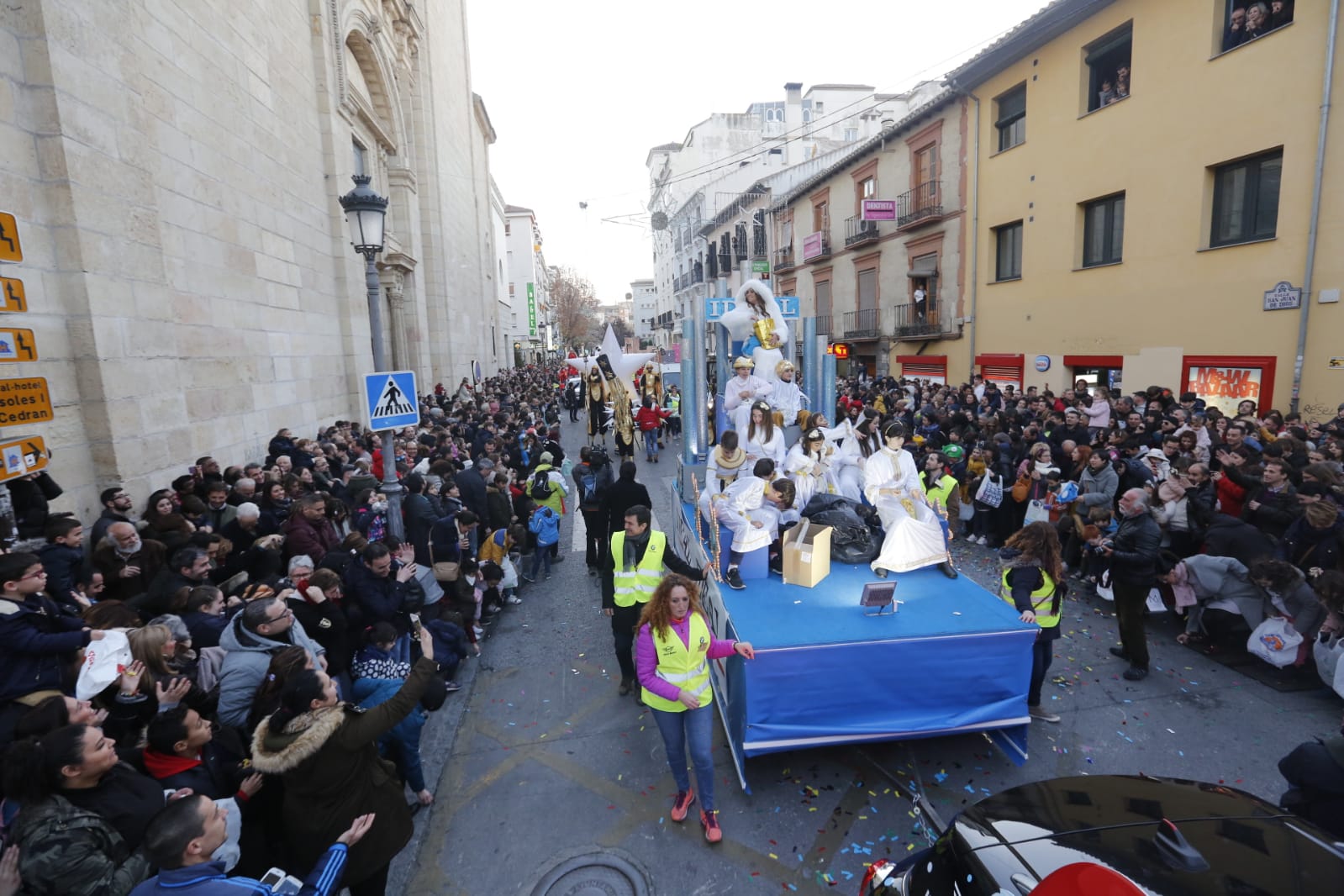 Desde los minutos previos al arranque hasta su llegada al Ayutamiento de Granada, aquí tienes todas las imágenes de la noche más mágica de la Navidad