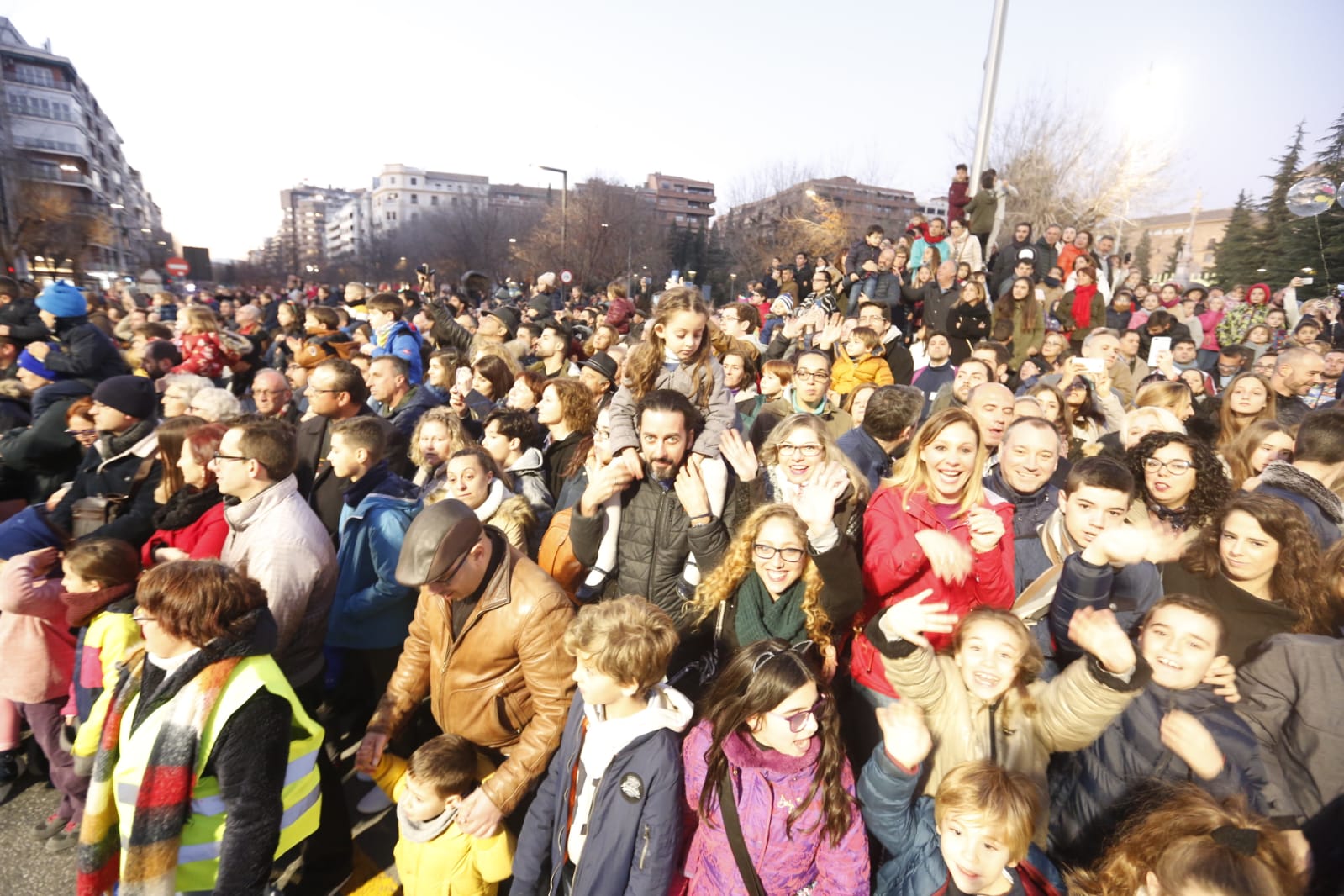 Desde los minutos previos al arranque hasta su llegada al Ayutamiento de Granada, aquí tienes todas las imágenes de la noche más mágica de la Navidad