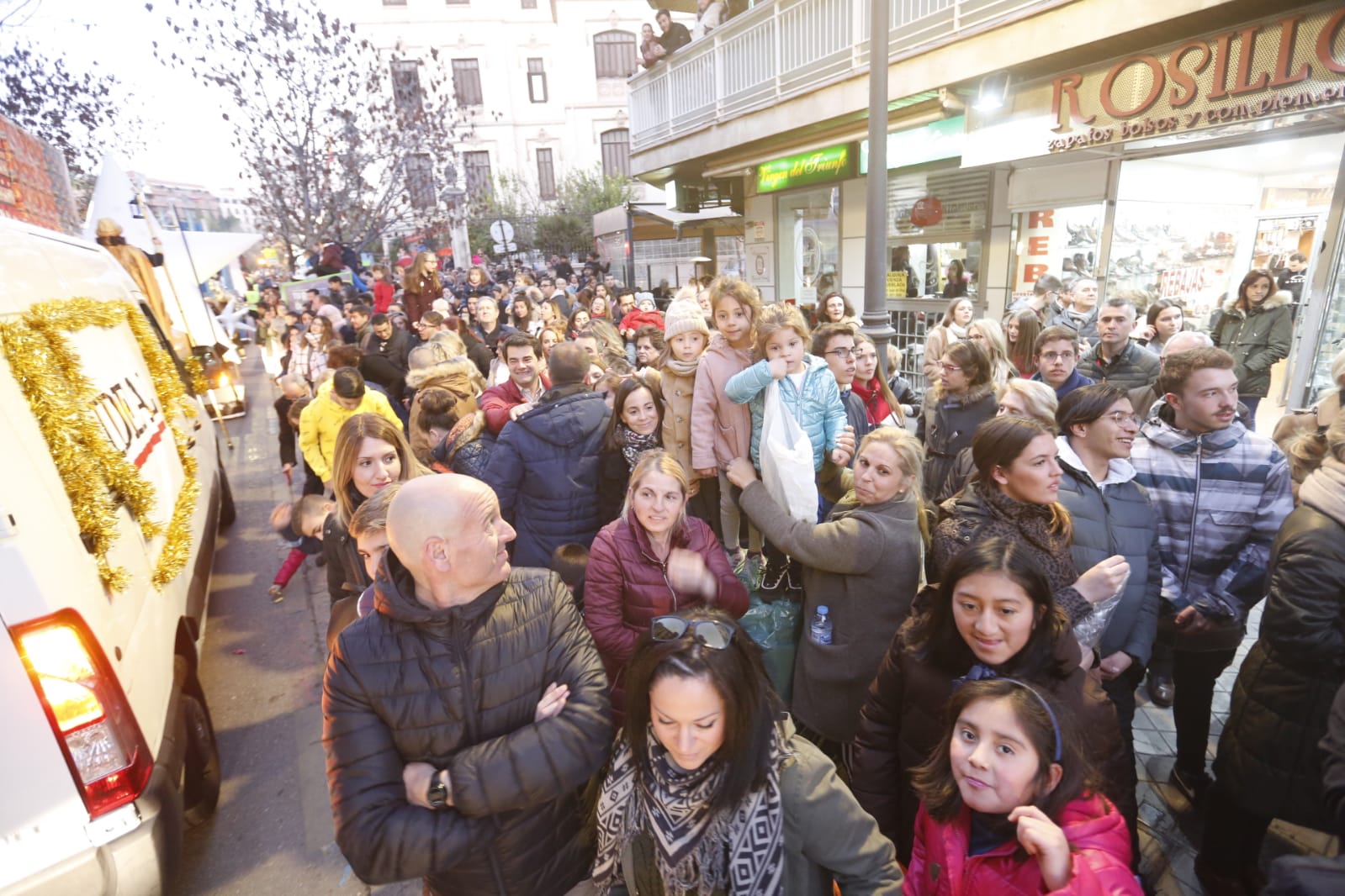 Desde los minutos previos al arranque hasta su llegada al Ayutamiento de Granada, aquí tienes todas las imágenes de la noche más mágica de la Navidad