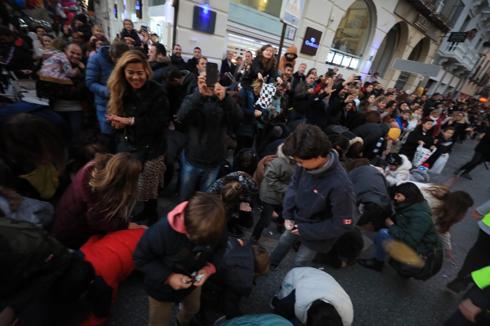 Desde los minutos previos al arranque hasta su llegada al Ayutamiento de Granada, aquí tienes todas las imágenes de la noche más mágica de la Navidad