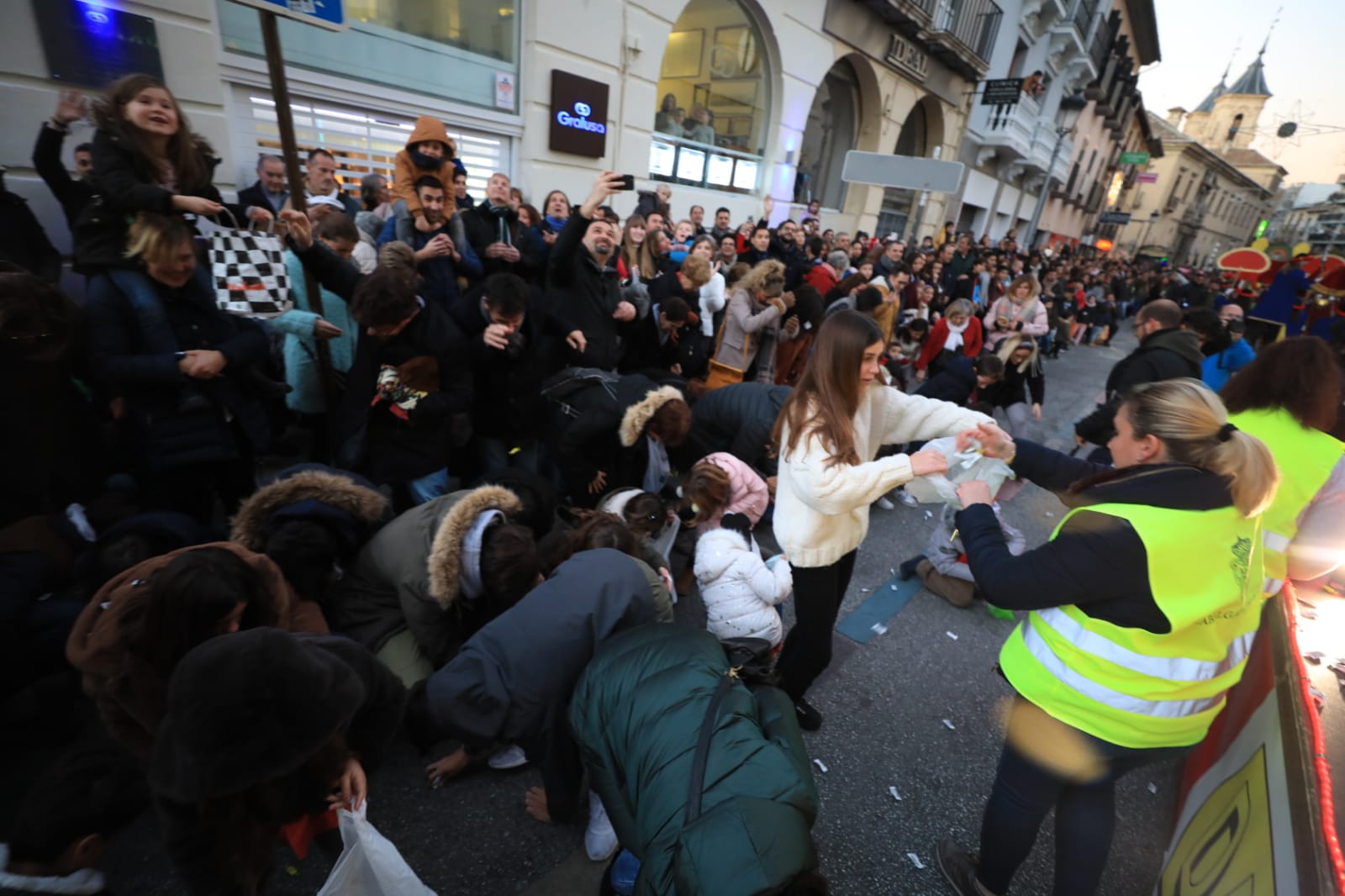 Desde los minutos previos al arranque hasta su llegada al Ayutamiento de Granada, aquí tienes todas las imágenes de la noche más mágica de la Navidad