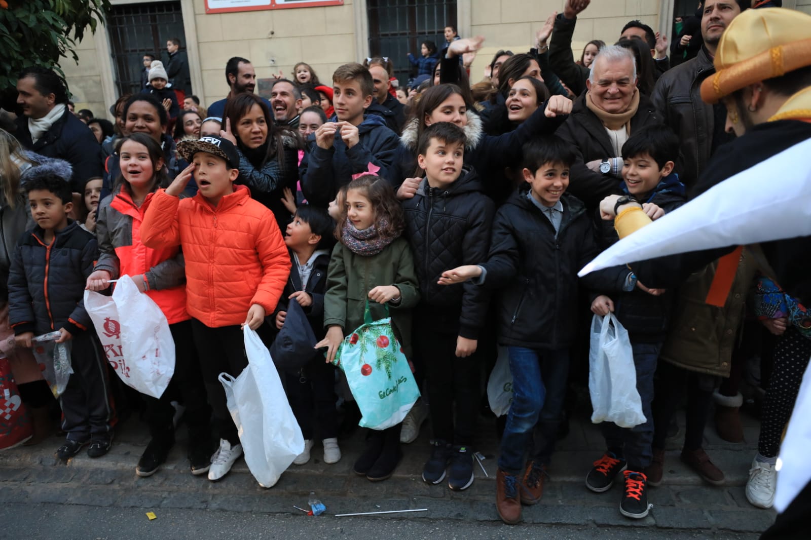 Desde los minutos previos al arranque hasta su llegada al Ayutamiento de Granada, aquí tienes todas las imágenes de la noche más mágica de la Navidad