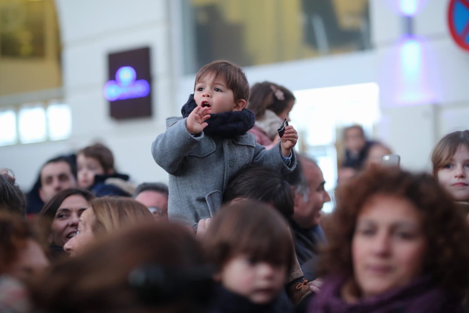 Desde los minutos previos al arranque hasta su llegada al Ayutamiento de Granada, aquí tienes todas las imágenes de la noche más mágica de la Navidad