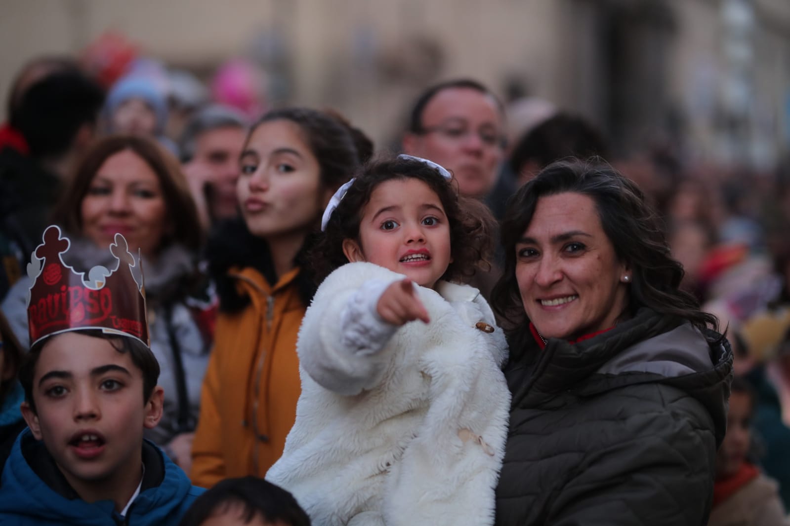 Desde los minutos previos al arranque hasta su llegada al Ayutamiento de Granada, aquí tienes todas las imágenes de la noche más mágica de la Navidad