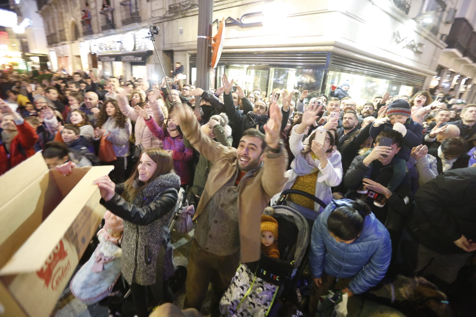 Desde los minutos previos al arranque hasta su llegada al Ayutamiento de Granada, aquí tienes todas las imágenes de la noche más mágica de la Navidad