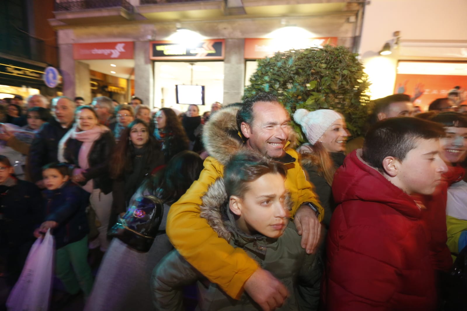 Desde los minutos previos al arranque hasta su llegada al Ayutamiento de Granada, aquí tienes todas las imágenes de la noche más mágica de la Navidad