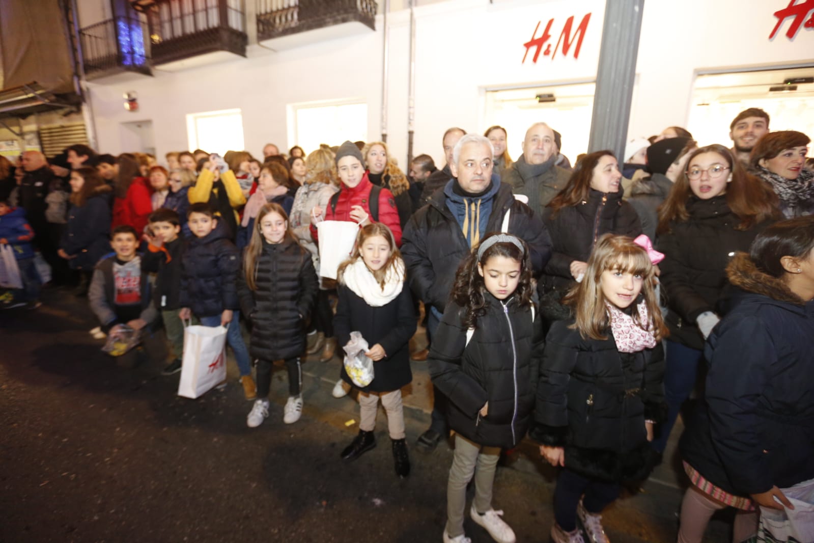 Desde los minutos previos al arranque hasta su llegada al Ayutamiento de Granada, aquí tienes todas las imágenes de la noche más mágica de la Navidad