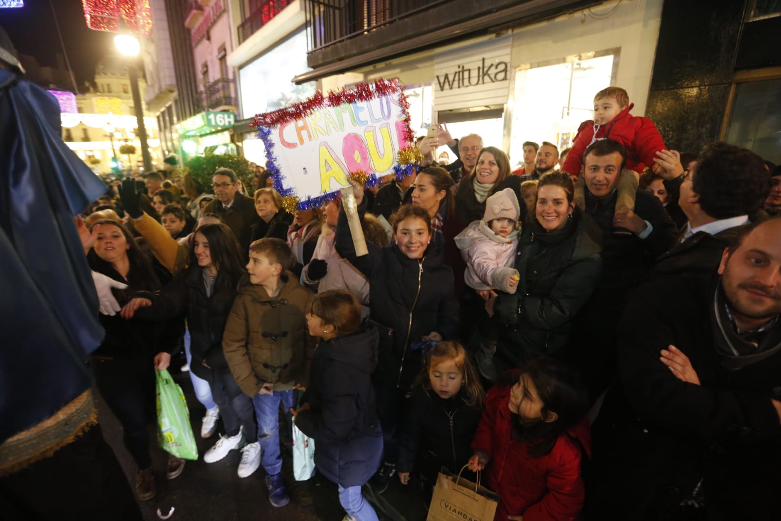 Desde los minutos previos al arranque hasta su llegada al Ayutamiento de Granada, aquí tienes todas las imágenes de la noche más mágica de la Navidad