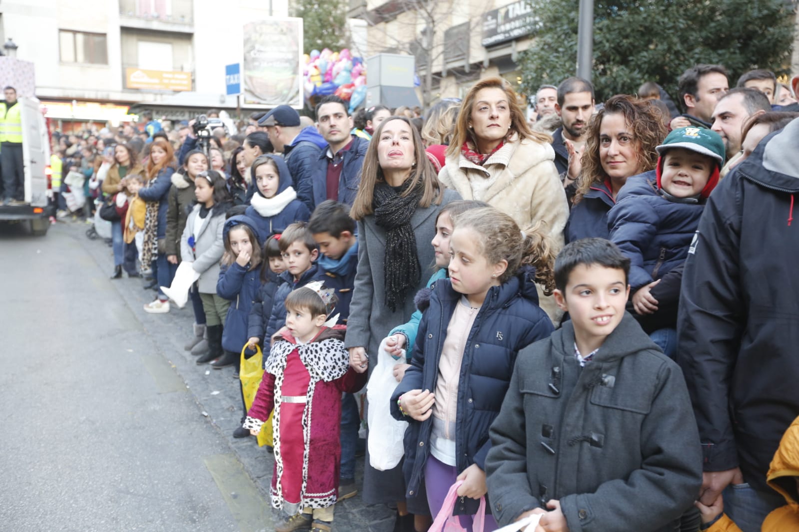 Desde los minutos previos al arranque hasta su llegada al Ayutamiento de Granada, aquí tienes todas las imágenes de la noche más mágica de la Navidad