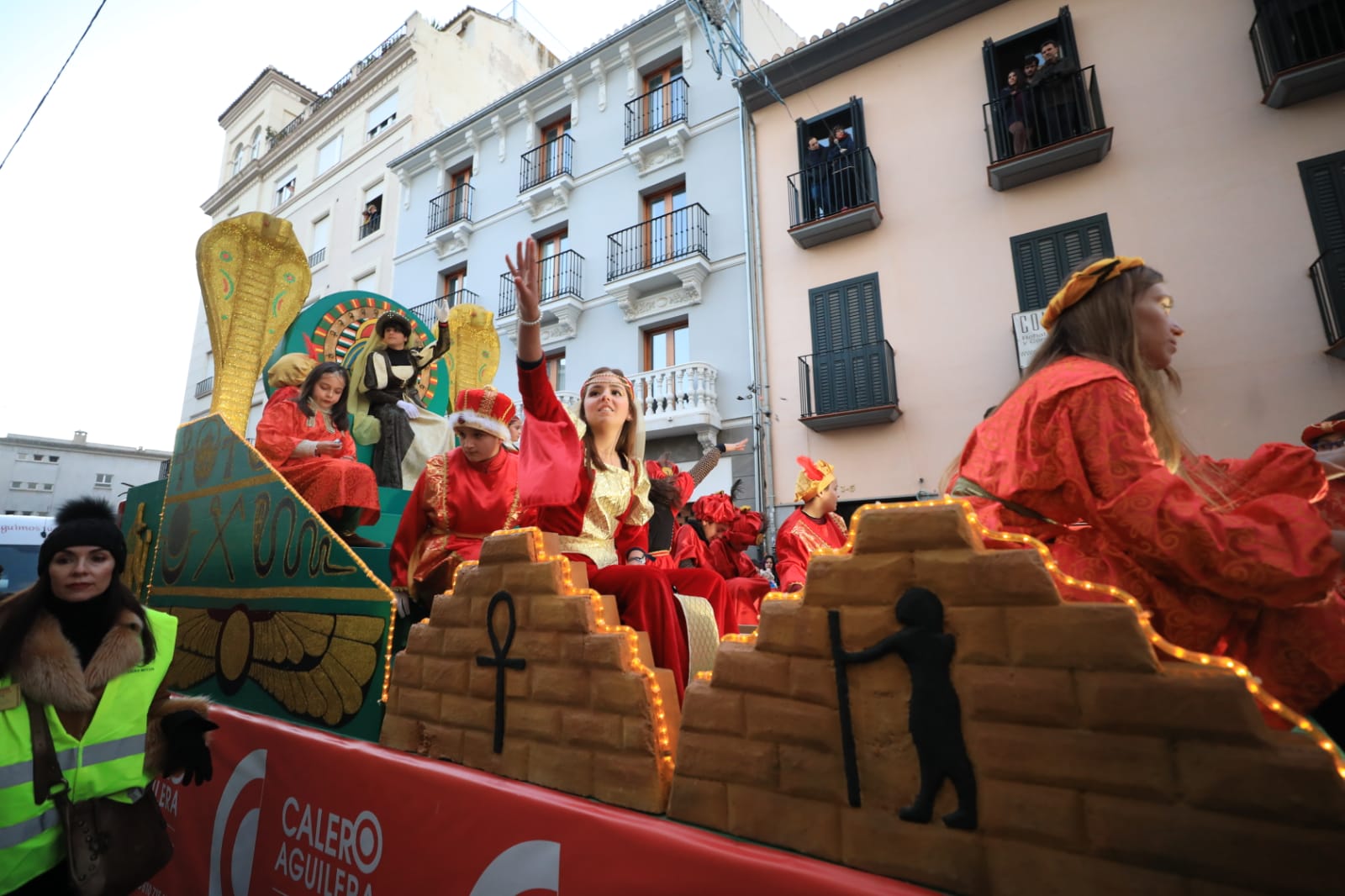 Desde los minutos previos al arranque hasta su llegada al Ayutamiento de Granada, aquí tienes todas las imágenes de la noche más mágica de la Navidad