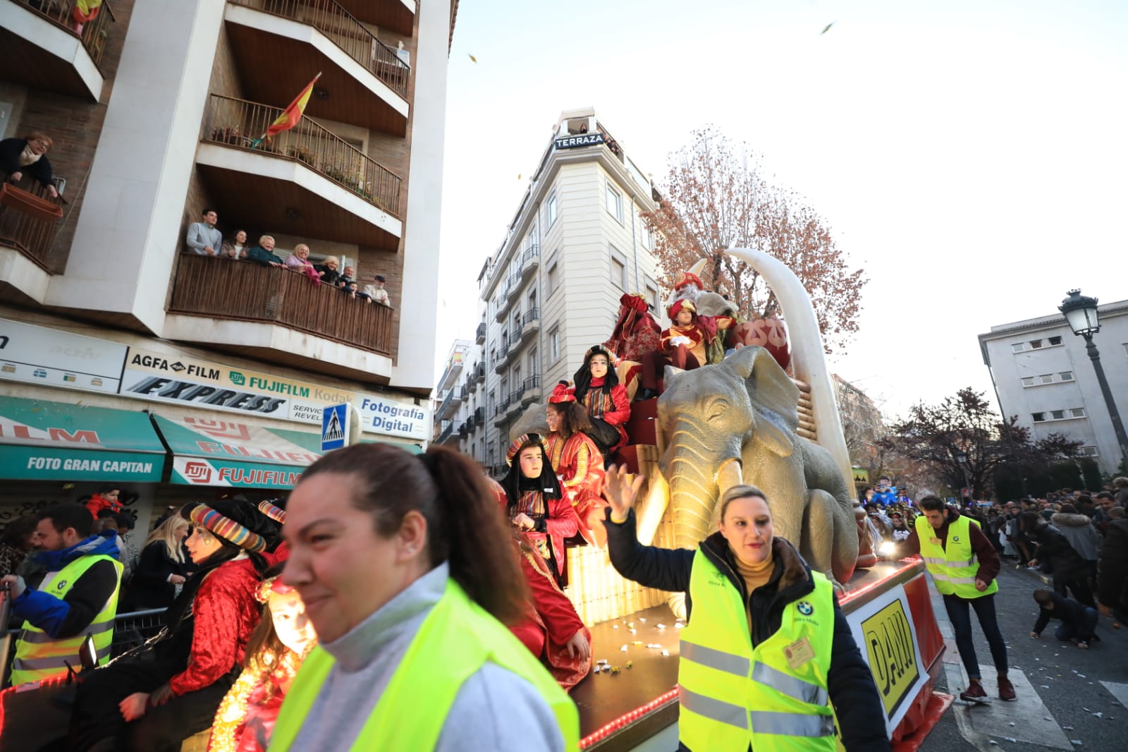 Desde los minutos previos al arranque hasta su llegada al Ayutamiento de Granada, aquí tienes todas las imágenes de la noche más mágica de la Navidad