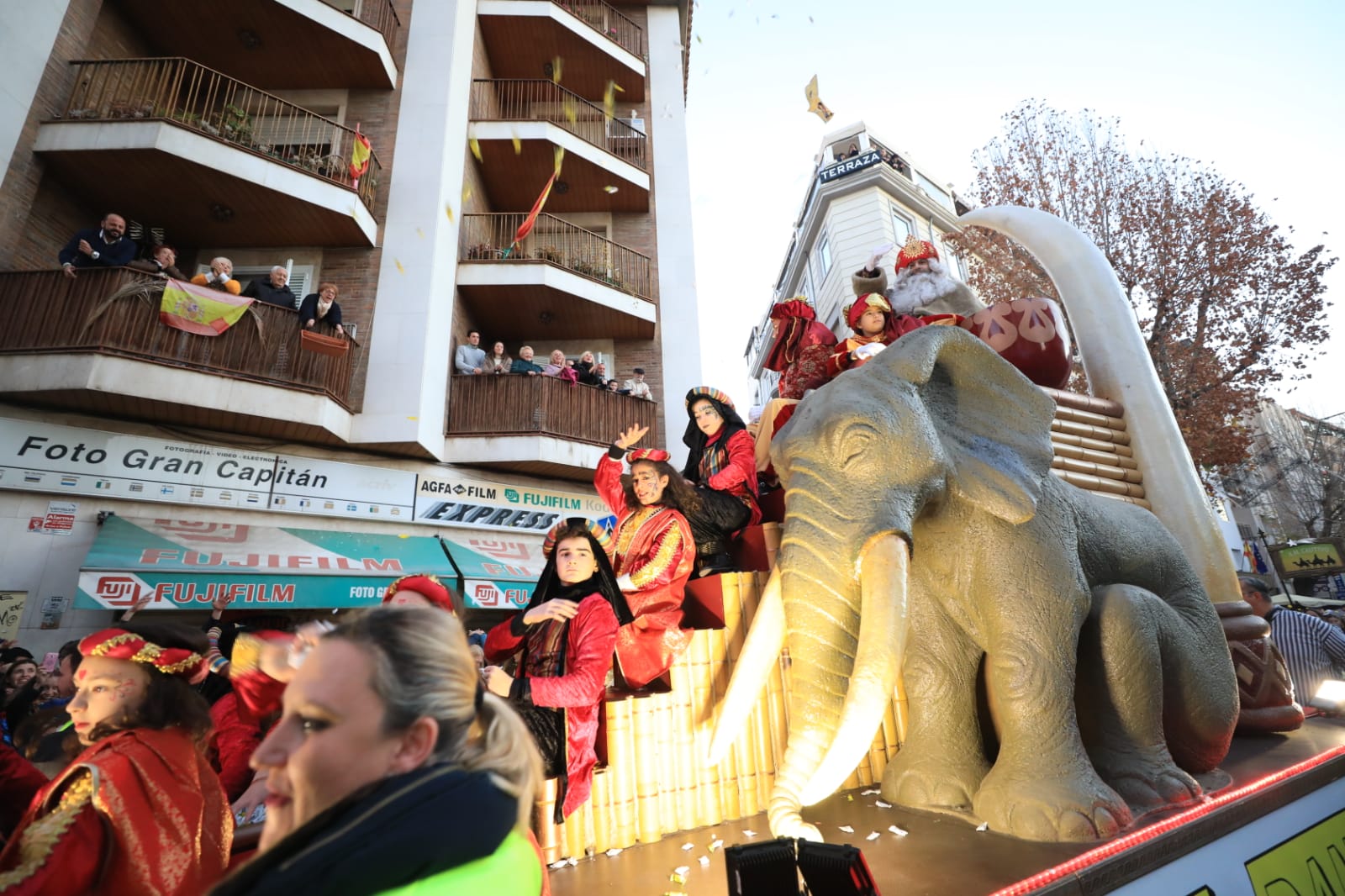 Desde los minutos previos al arranque hasta su llegada al Ayutamiento de Granada, aquí tienes todas las imágenes de la noche más mágica de la Navidad