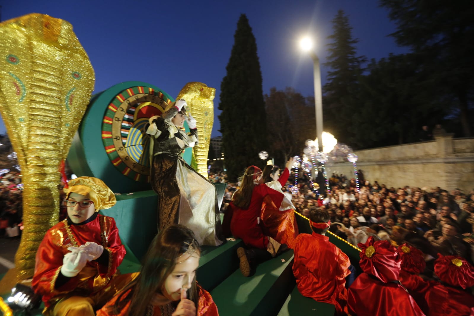 Desde los minutos previos al arranque hasta su llegada al Ayutamiento de Granada, aquí tienes todas las imágenes de la noche más mágica de la Navidad