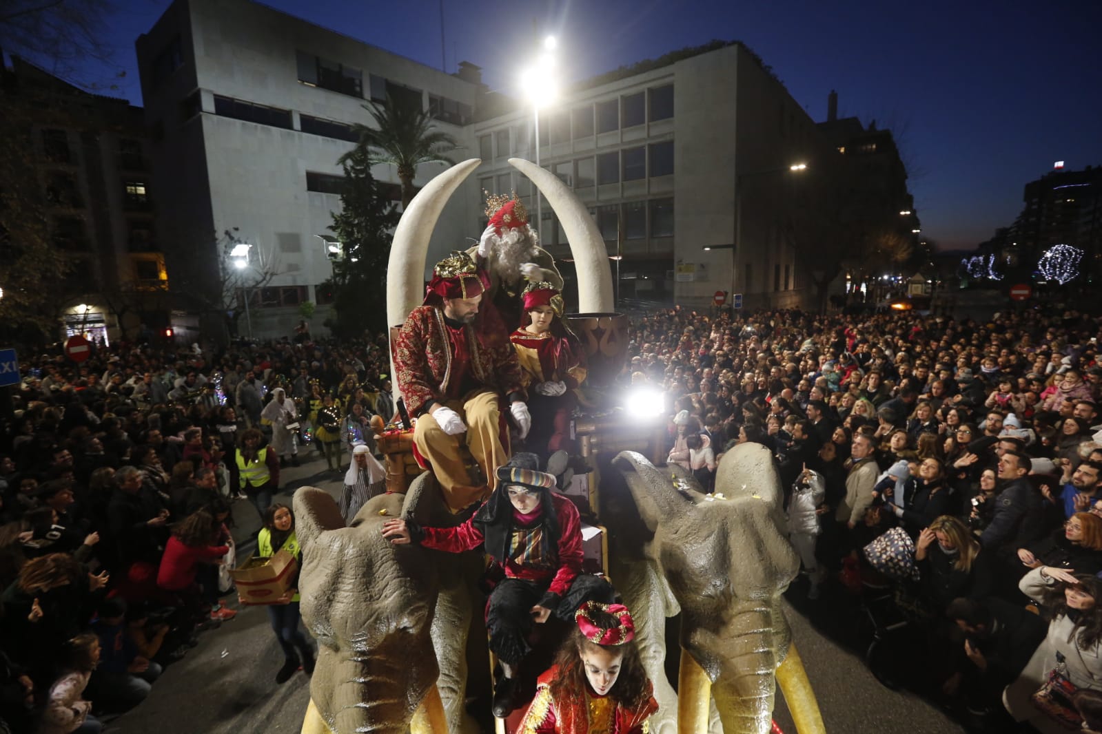 Desde los minutos previos al arranque hasta su llegada al Ayutamiento de Granada, aquí tienes todas las imágenes de la noche más mágica de la Navidad