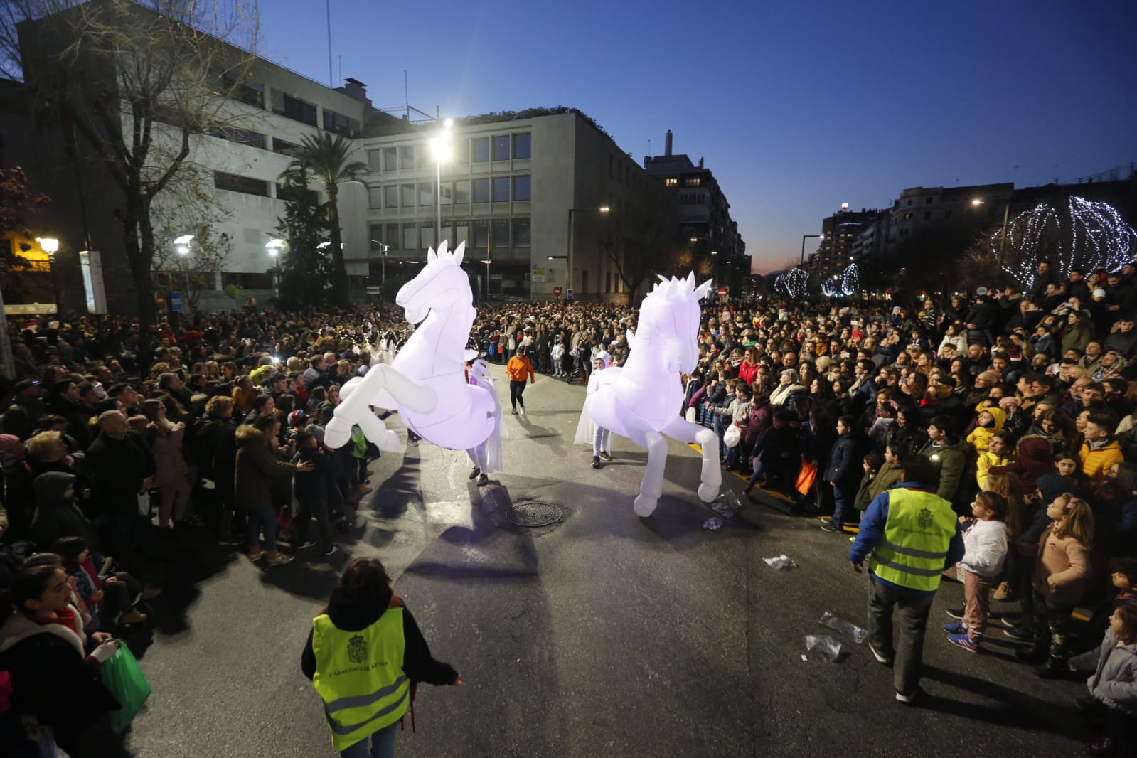 Desde los minutos previos al arranque hasta su llegada al Ayutamiento de Granada, aquí tienes todas las imágenes de la noche más mágica de la Navidad