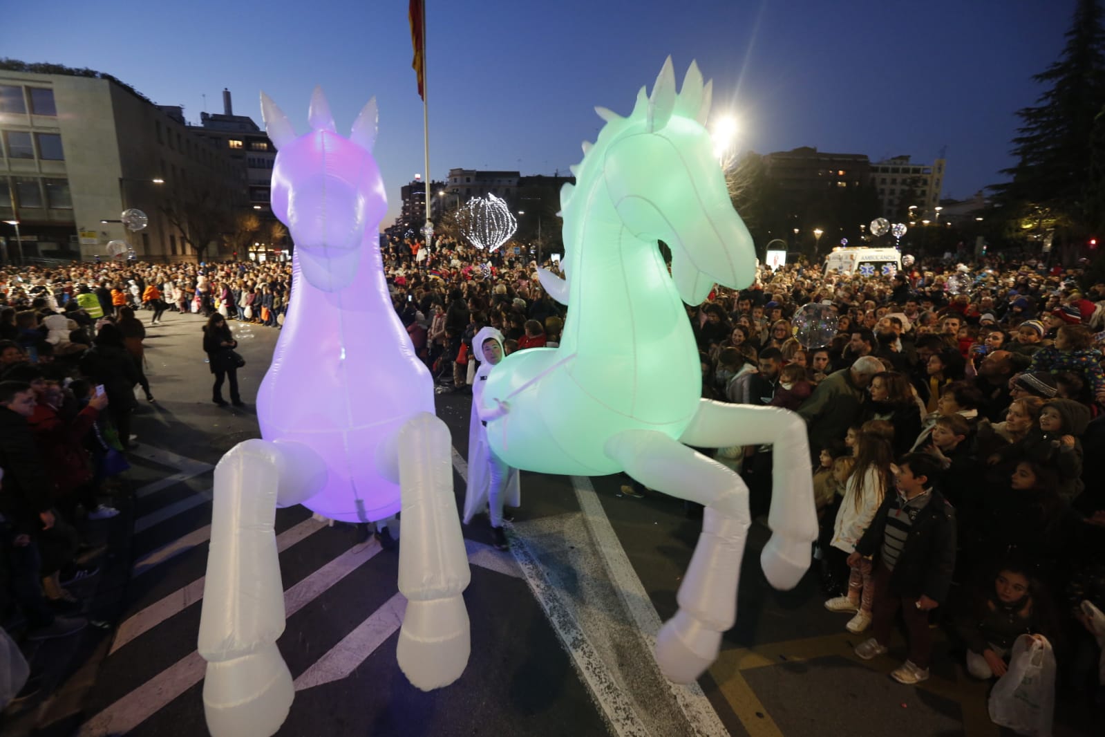 Desde los minutos previos al arranque hasta su llegada al Ayutamiento de Granada, aquí tienes todas las imágenes de la noche más mágica de la Navidad