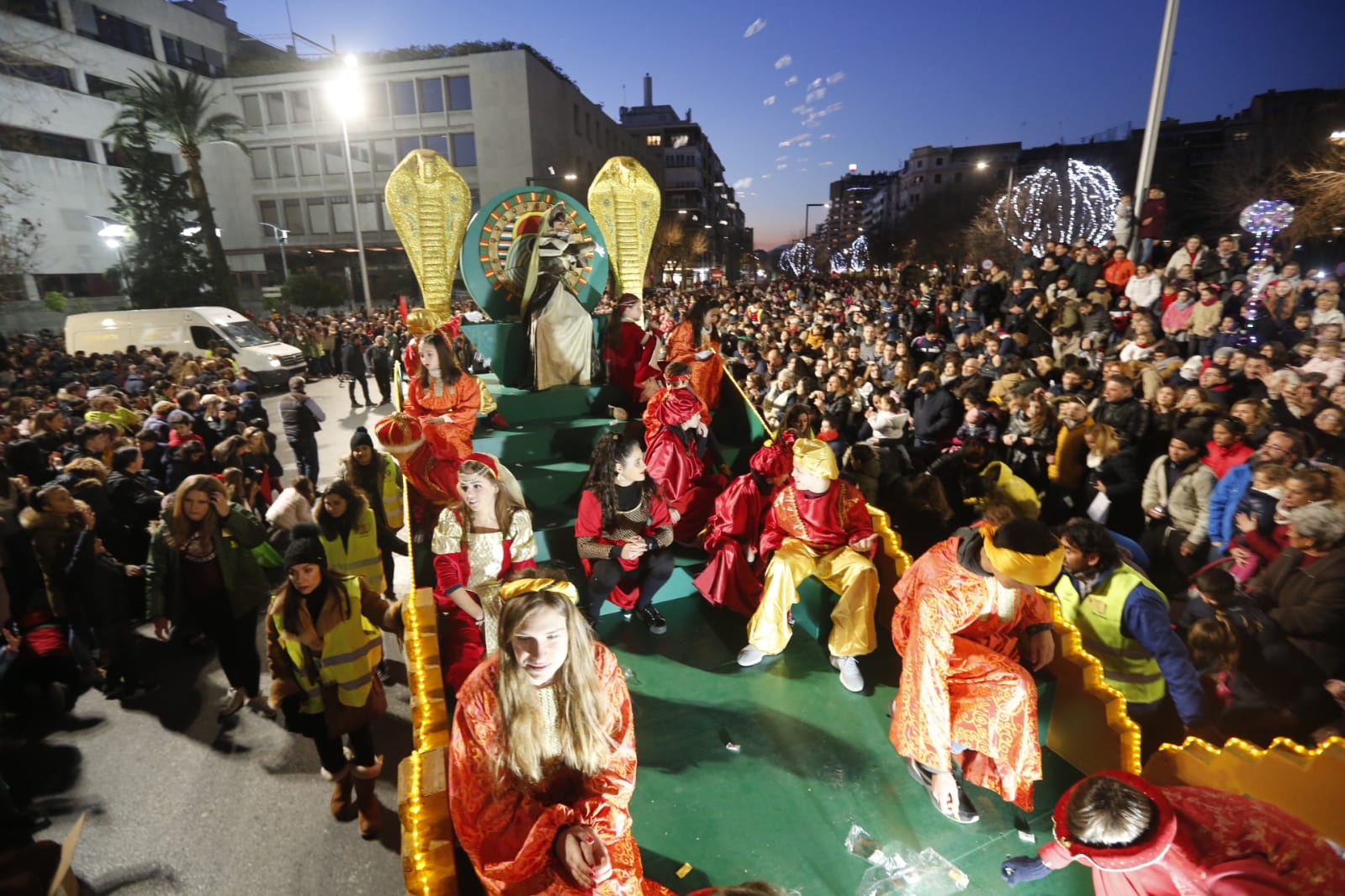 Desde los minutos previos al arranque hasta su llegada al Ayutamiento de Granada, aquí tienes todas las imágenes de la noche más mágica de la Navidad