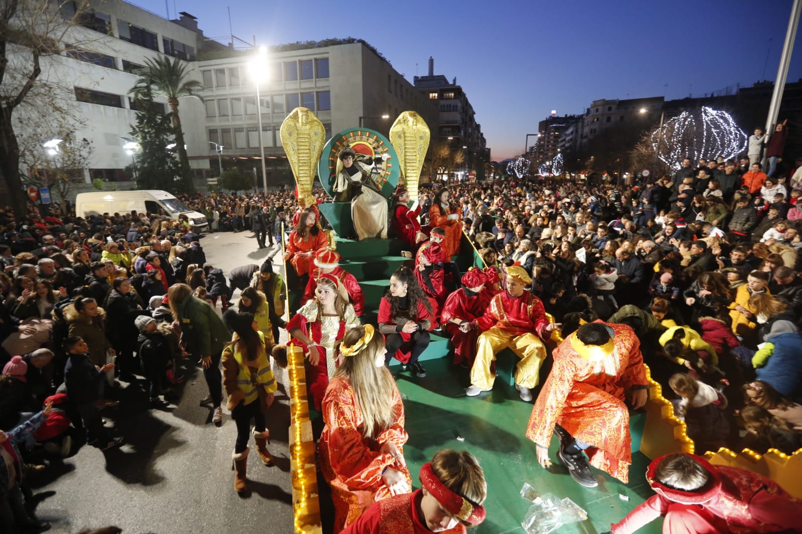 Desde los minutos previos al arranque hasta su llegada al Ayutamiento de Granada, aquí tienes todas las imágenes de la noche más mágica de la Navidad